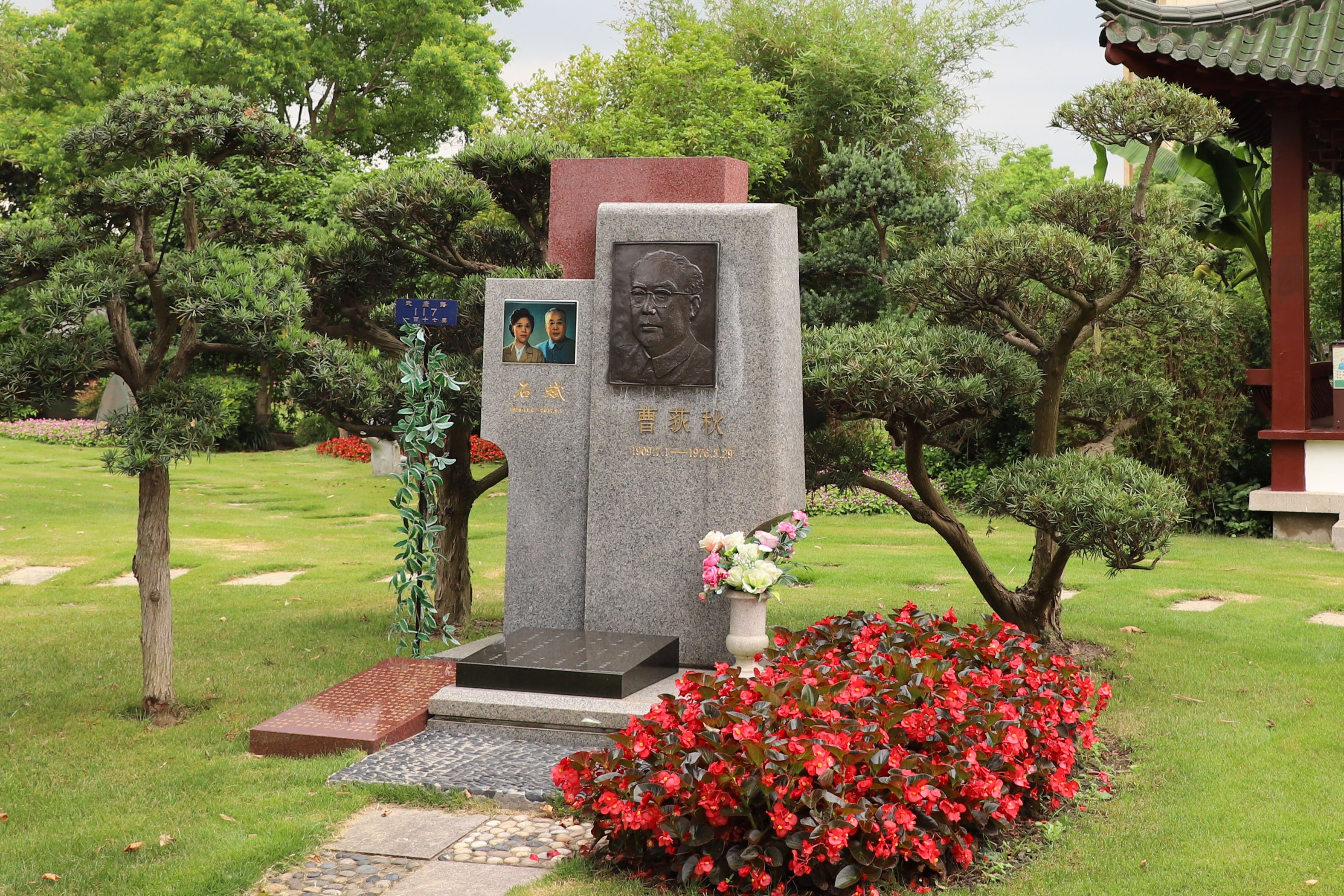 历史回响：曹荻秋纪念碑下的敬仰与思考