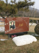 仲博集团是如何为著名演员李媛媛打造名人艺术墓碑的？