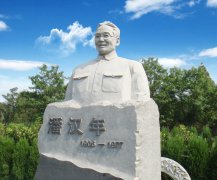 瞻仰潘汉年雕像：追寻英雄足迹