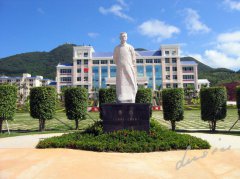 鲁迅雕像：一代文豪的精神印记