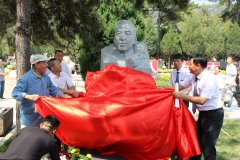 赵树理纪念雕像：一位文学巨匠的永恒颂歌